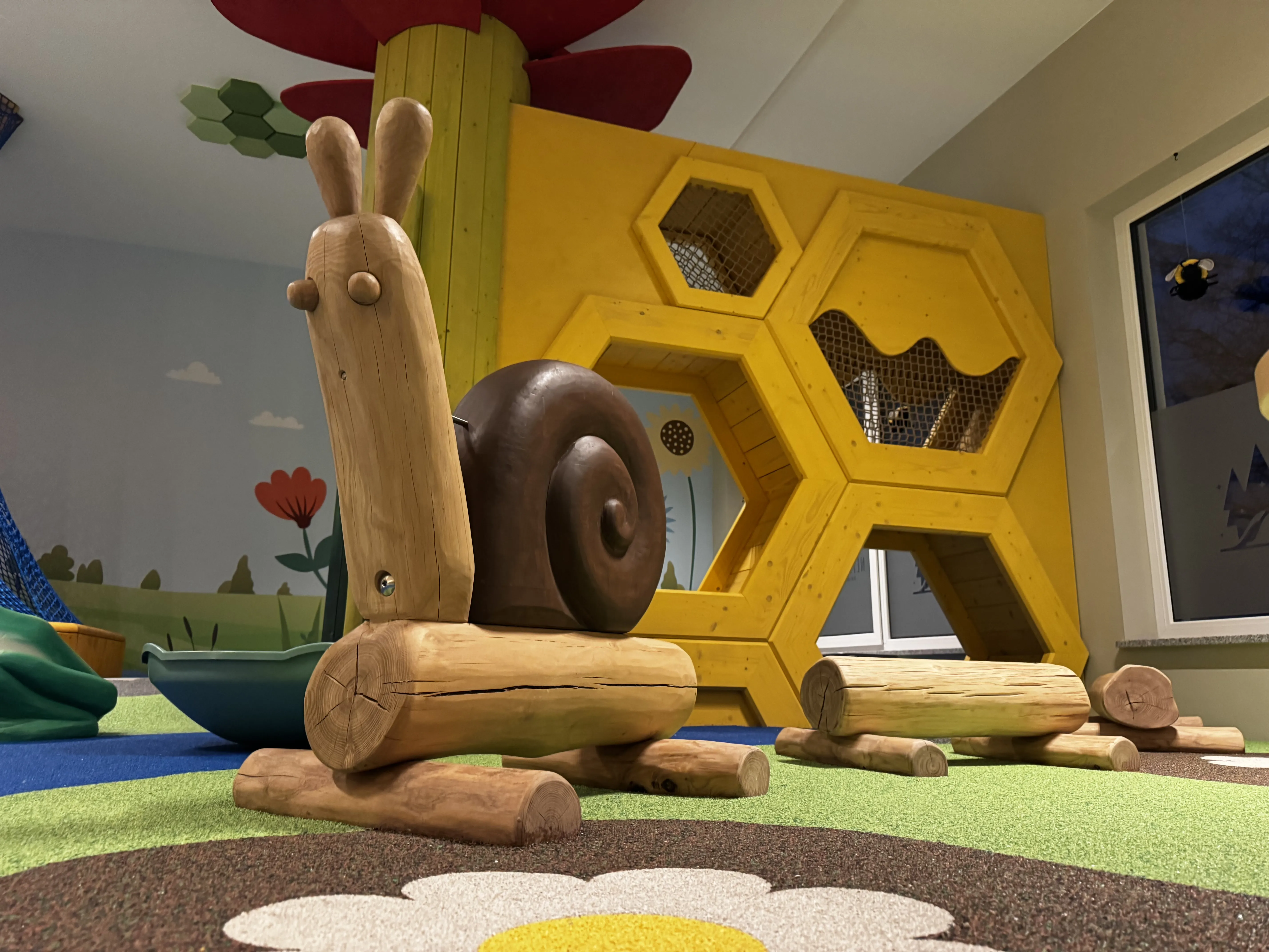 Schnecke und Bienenwaben